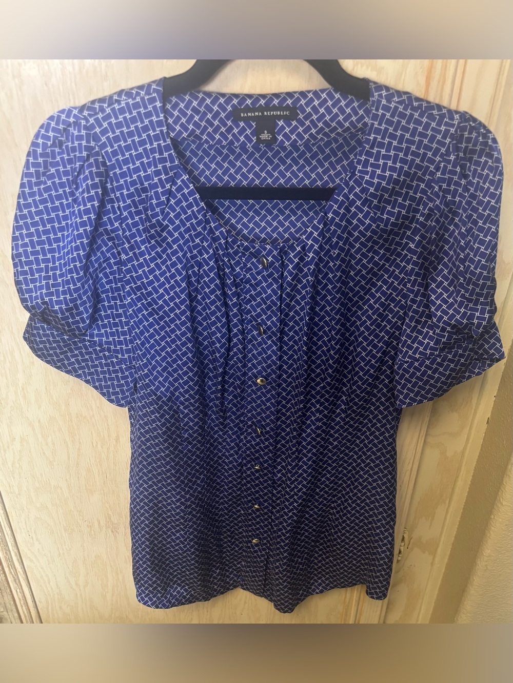 Banana Republic Blouse Womens Sz Small 100% Silk Metal Button Pleated Blue